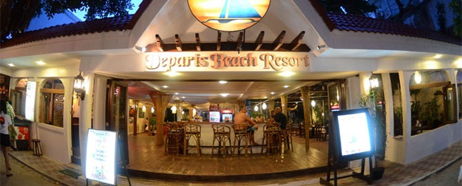 Hang out by the cozy beach facing bar and choose from an array of alcoholic and non-alcoholic beverages. 
