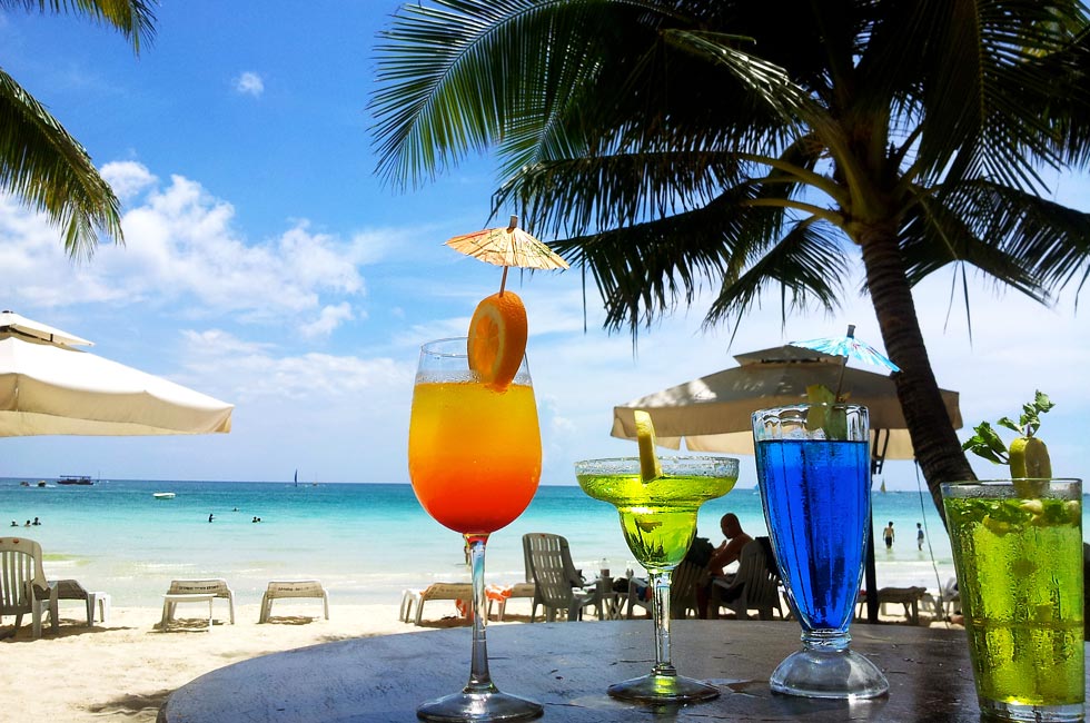 Hang out by the cozy beach facing bar and choose from
an array of alcoholic and non-alcoholic beverages.