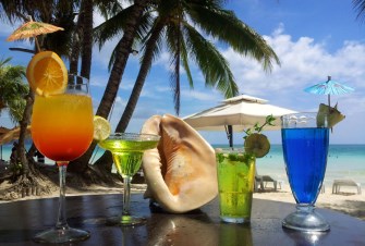 Hang out by the cozy beach facing bar and choose from an array of alcoholic and non-alcoholic beverages.